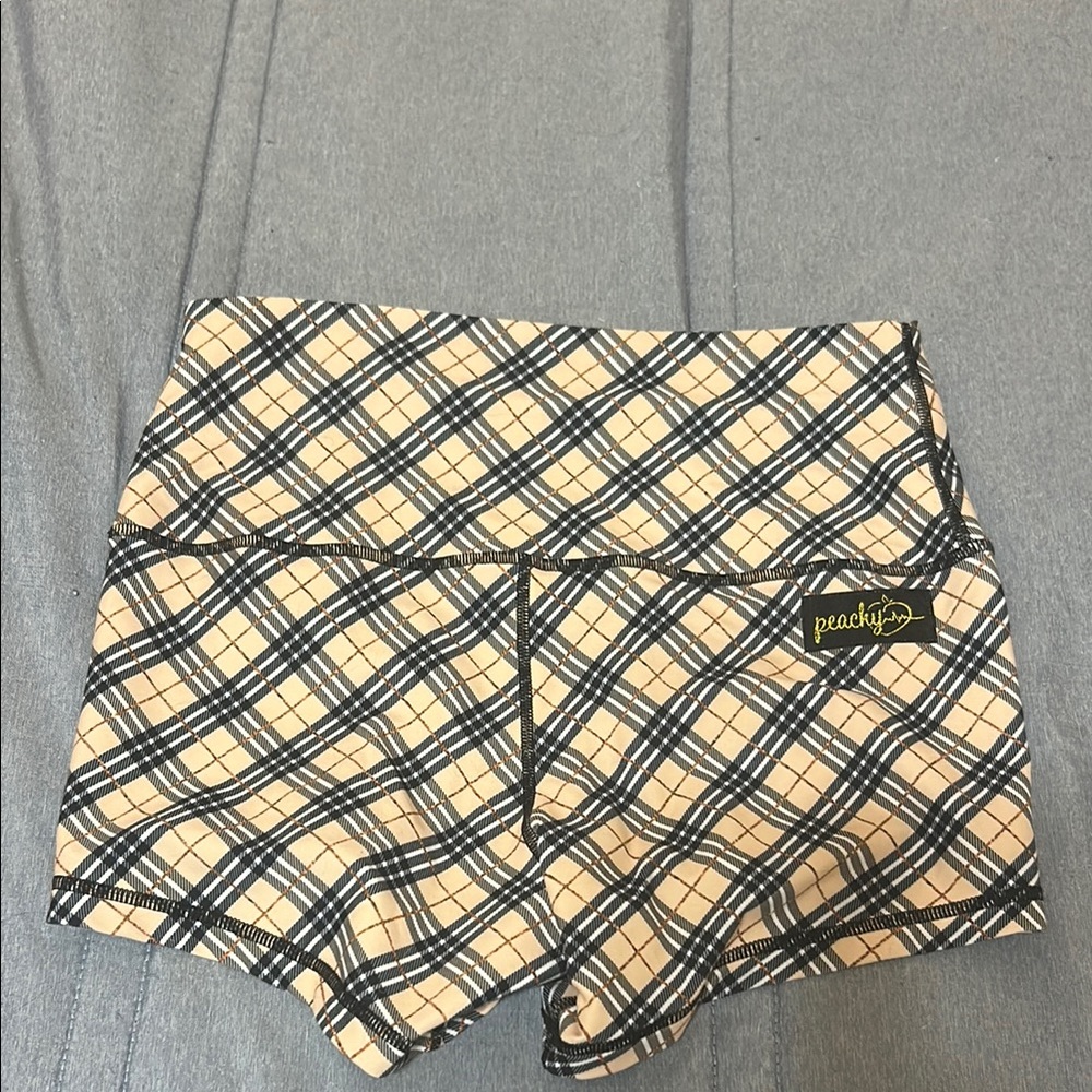 Peachy athletic shorts size M EUC- 2.5” inseam